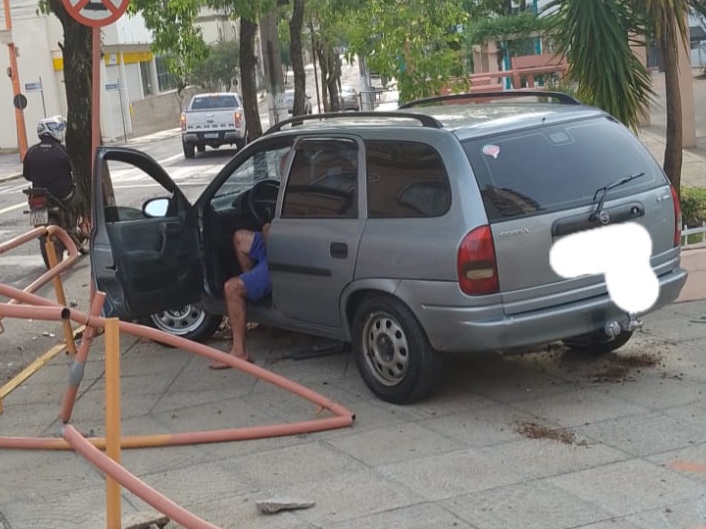 Acidente de trânsito é registrado na praça central de Taquara