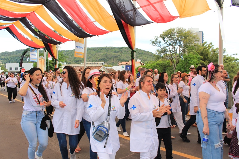 História de Igrejinha e profissionais da saúde são exaltados durante o Desfile Oficial da 33ª Oktoberfest