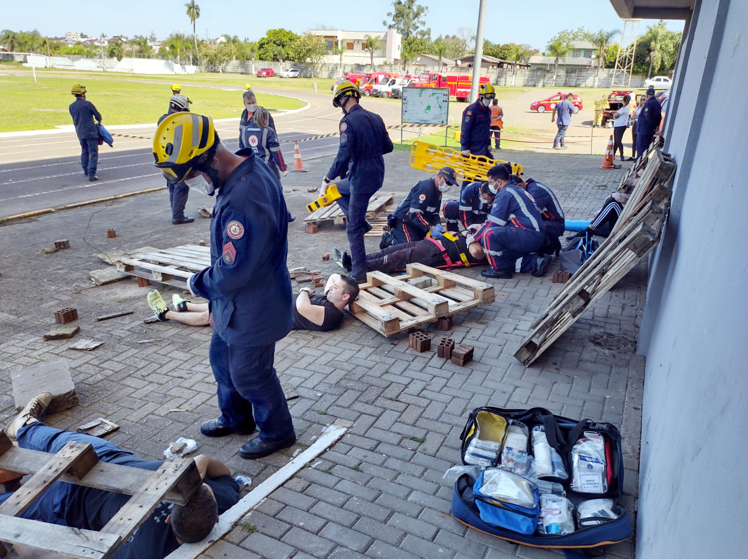 Bombeiros de Parobé simulam resgate de vítimas em desabamento de arquibancada - VEJA FOTOS
