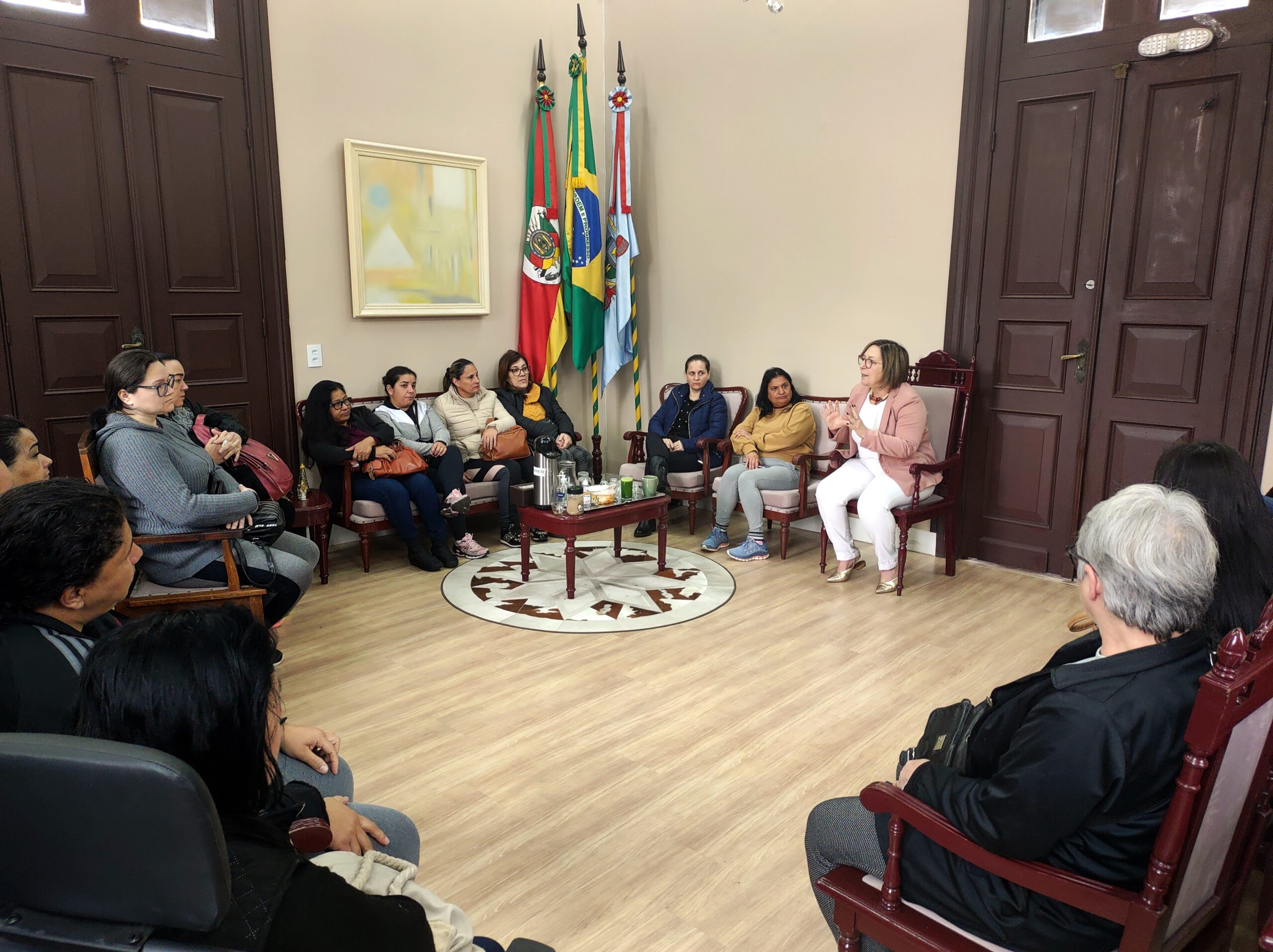 Merendeiras terceirizadas se reúnem na prefeitura de Taquara para reivindicar atraso no salário