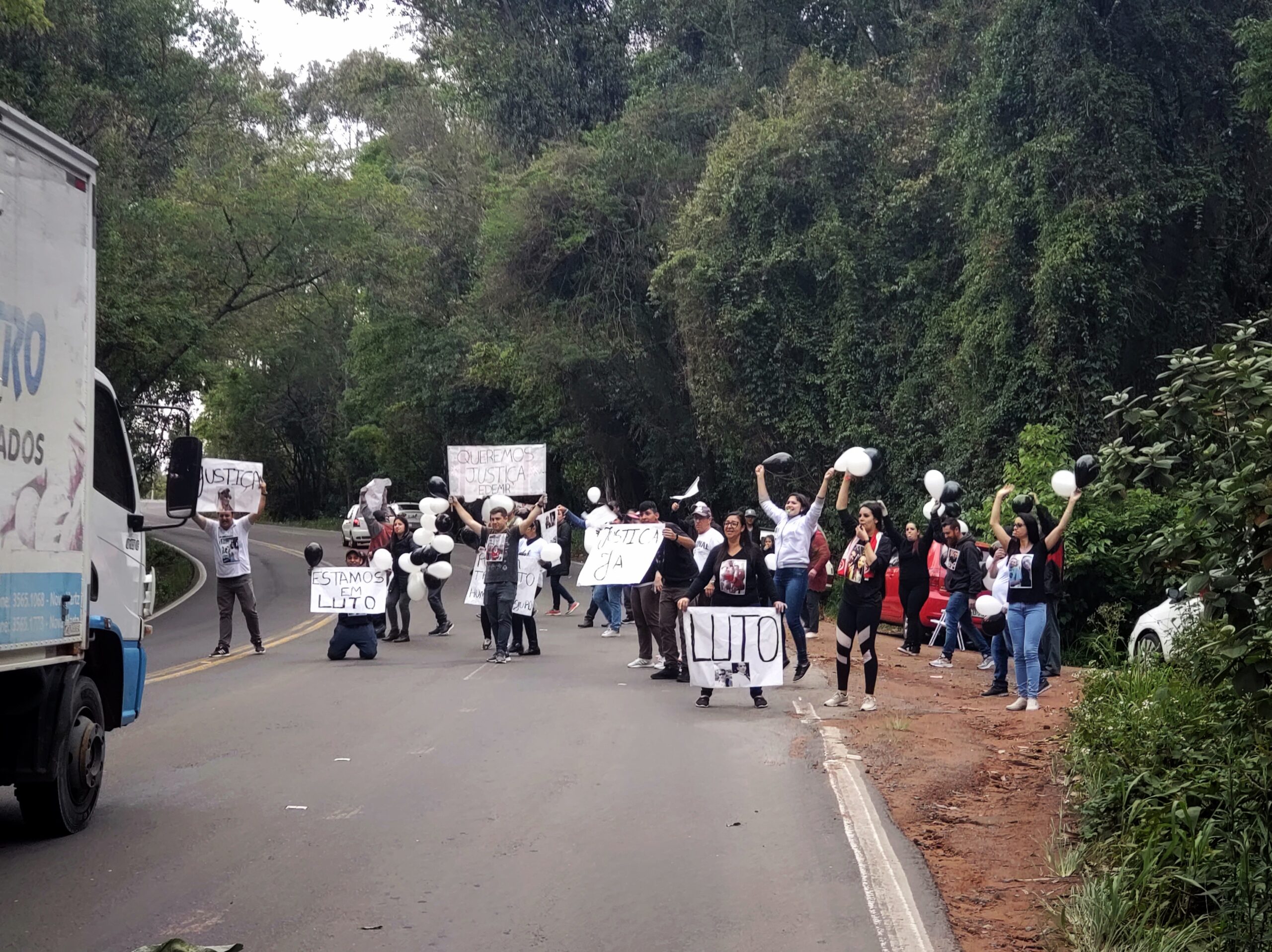 Familiares de motociclista morto na ERS-020 em Taquara realizam protesto no local do acidente