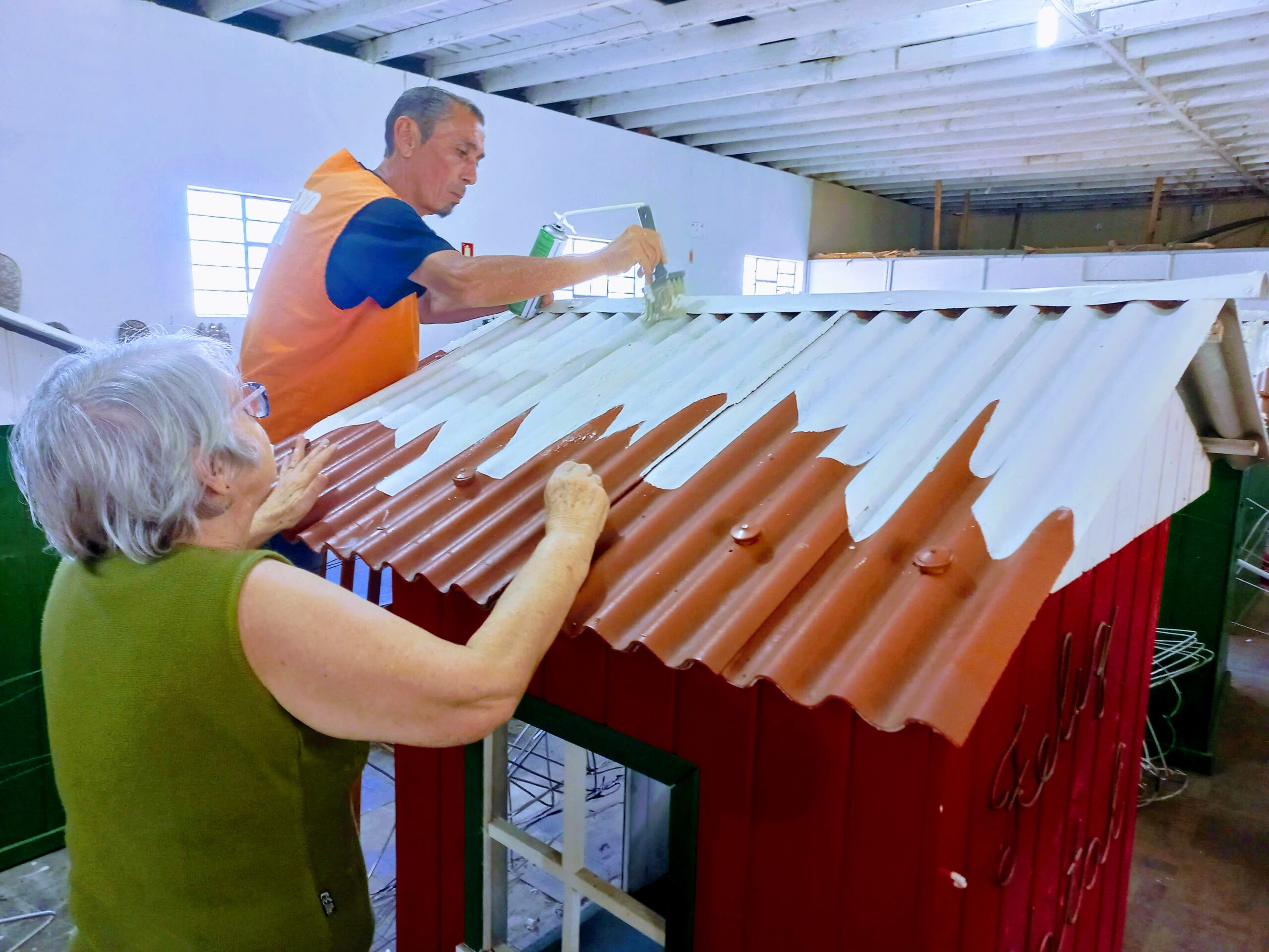 Voluntárias do Natal Mágico de Taquara preparam a decoração da 17ª edição do evento