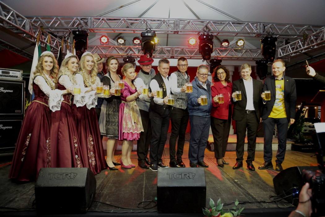 Abertura da 33ª Oktoberfest de Igrejinha é marcada pelo clima de retomada e alegria