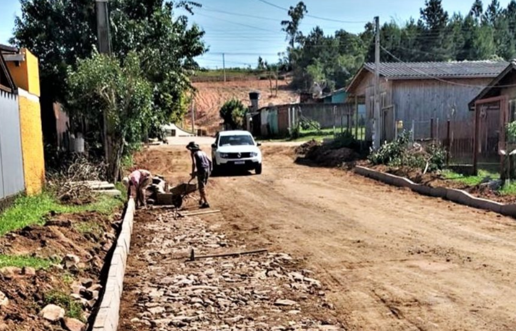 Prefeitura de Parobé realiza pavimentação da Rua Miguel Lovatto