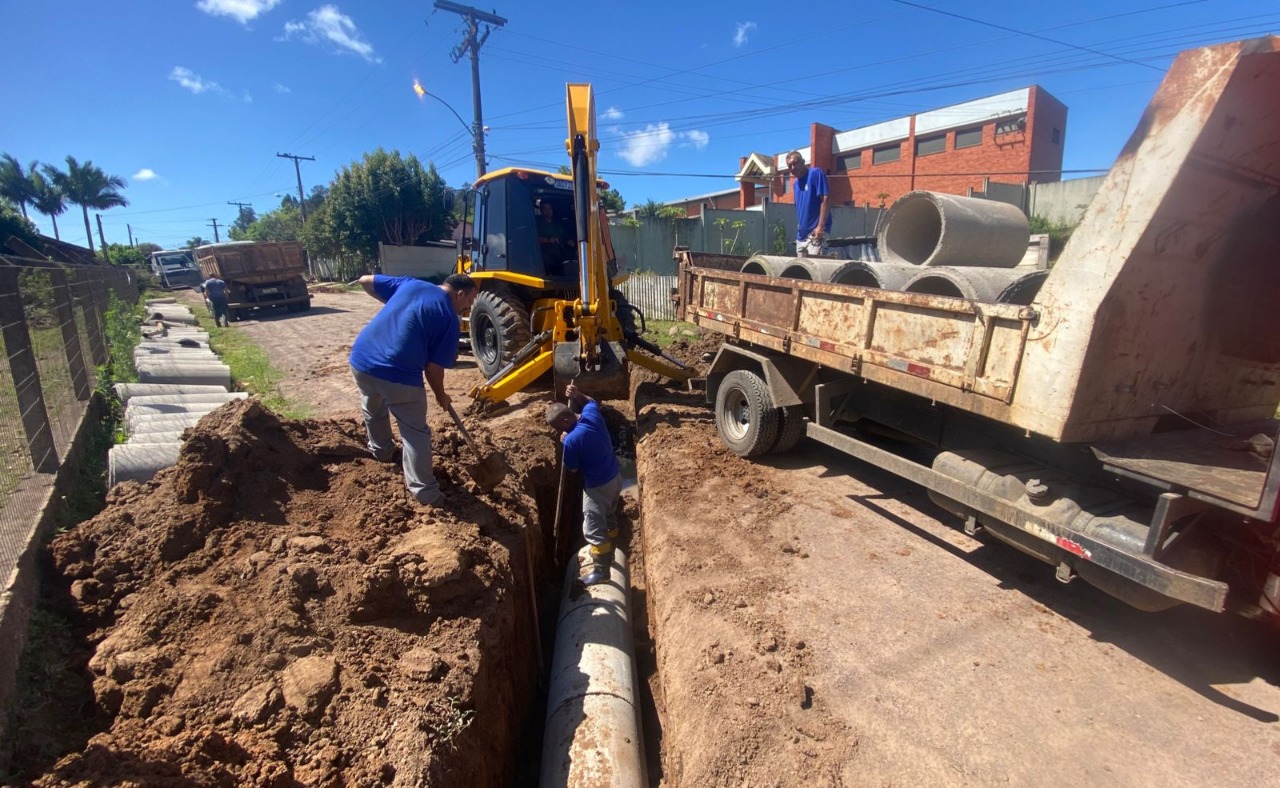 Secretaria de Obras de Taquara realiza a instalação de tubos de concreto no bairro Eldorado