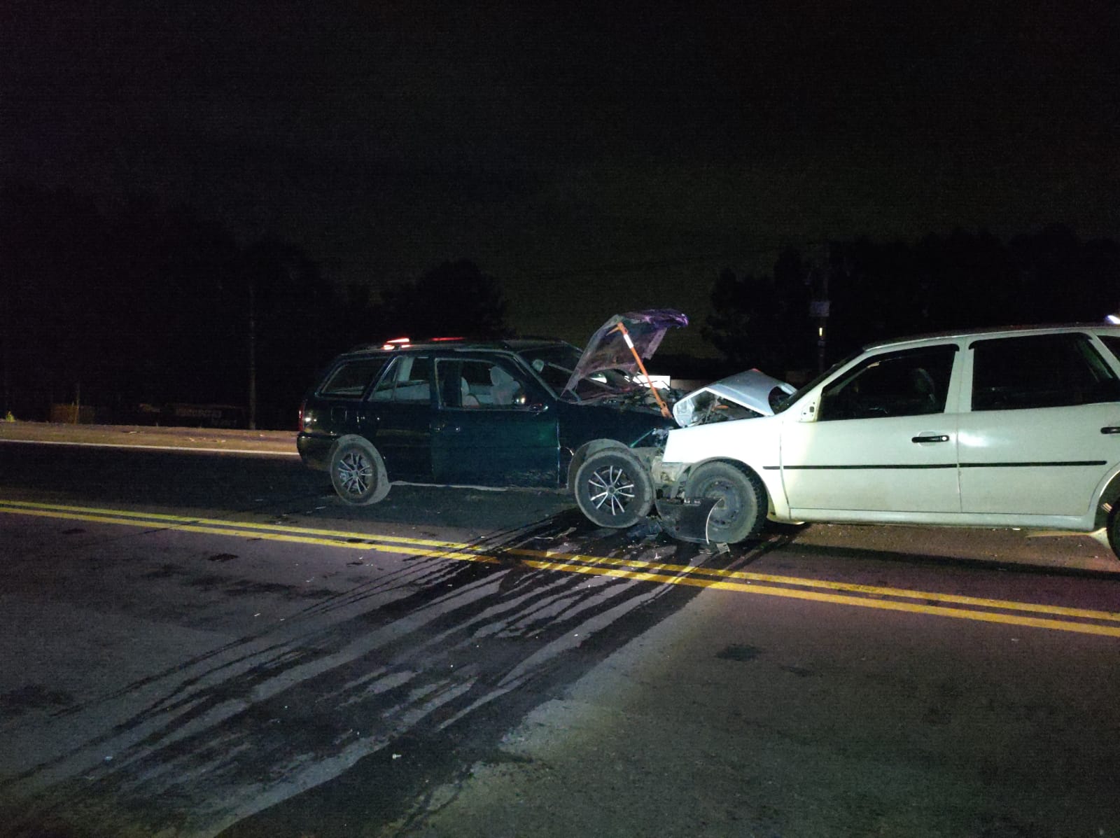 Colisão frontal entre dois carros na ERS-115 em Taquara deixa um casal e uma criança feridos