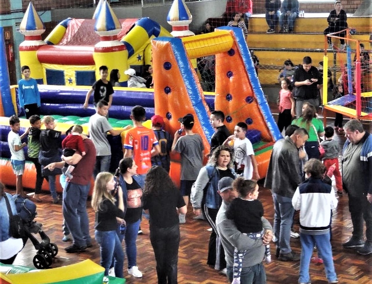 Projeto Parobé Esportes realiza festa para as crianças no ginásio de esportes
