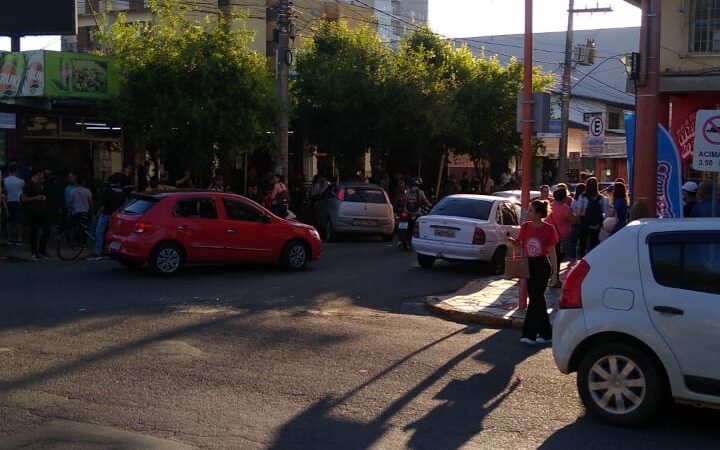 Colisão entre carros e motocicletas é registrada no Centro de Taquara