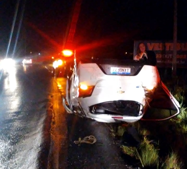 Veículo capota na ERS-020 em Taquara