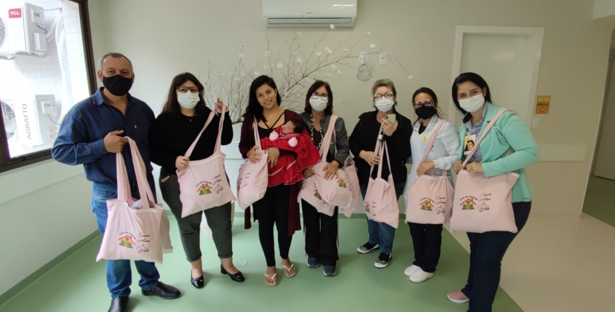 Grupo de amigas 'Casa da Amizade' doa kits para bebês do Hospital São Francisco de Assis de Parobé