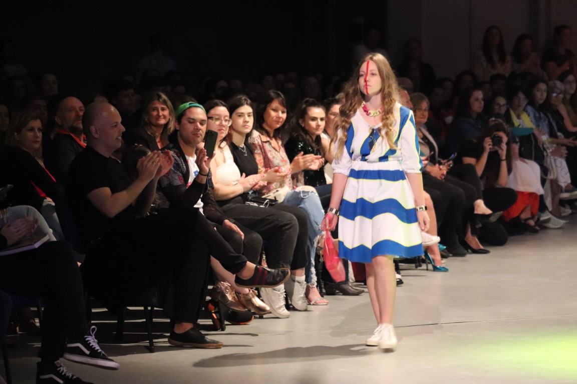 Alunos do curso de Design da Faccat apresentam suas criações no desfile Ouse 2022