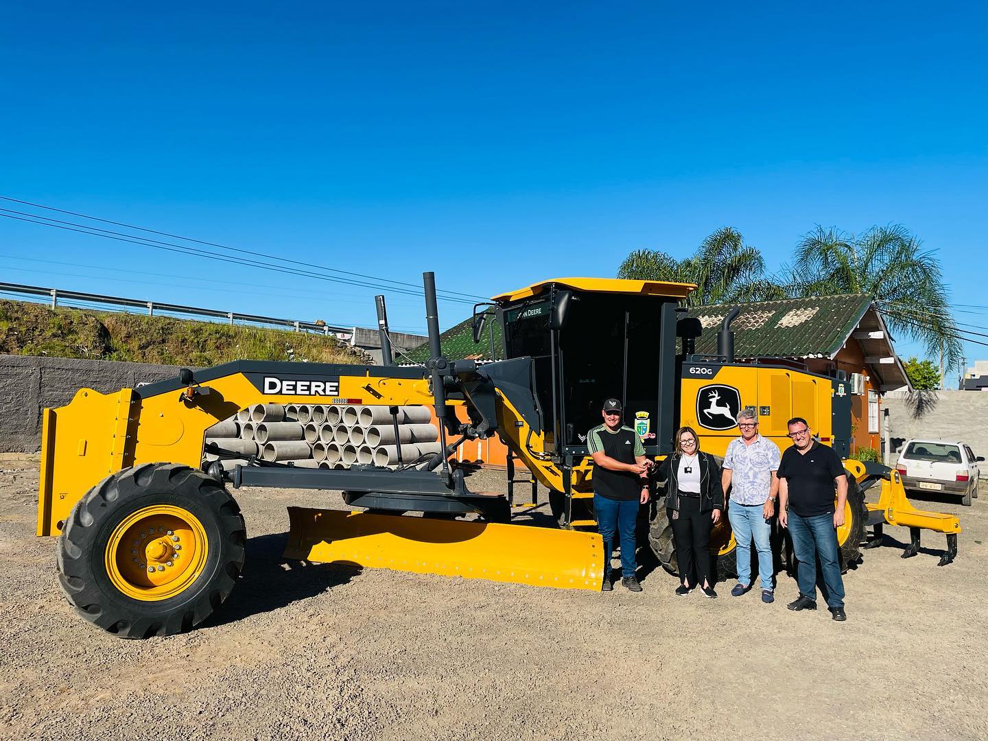 Secretaria de Obras de Taquara recebe patrola zero quilômetro