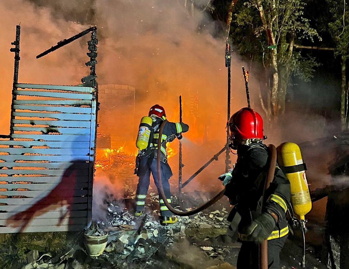 Residência é destruída pelo fogo em Igrejinha