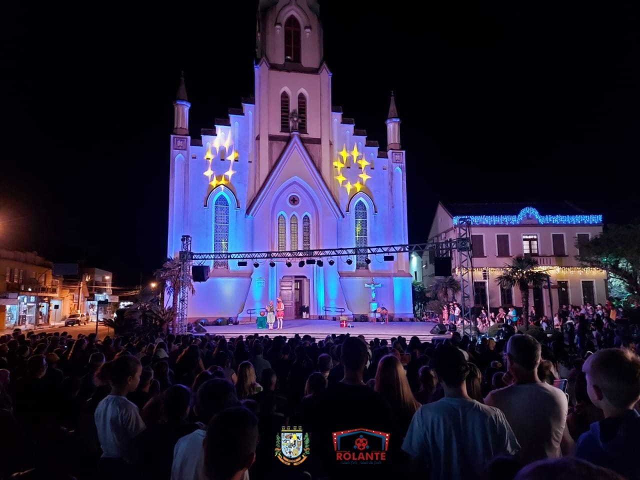 Abertura da programação natalina de Rolante recebe centenas de pessoas em frente à Igreja Matriz