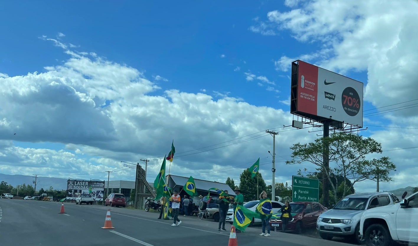 Manifestantes se reúnem próximo ao entroncamento das rodovias ERS-239 com a ERS-115 em Taquara