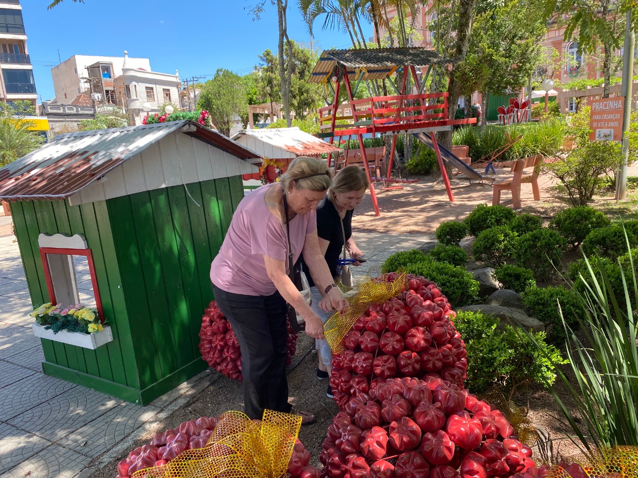 Voluntárias do Natal Mágico de Taquara ajustam últimos detalhes da decoração que enfeitará a região central da cidade