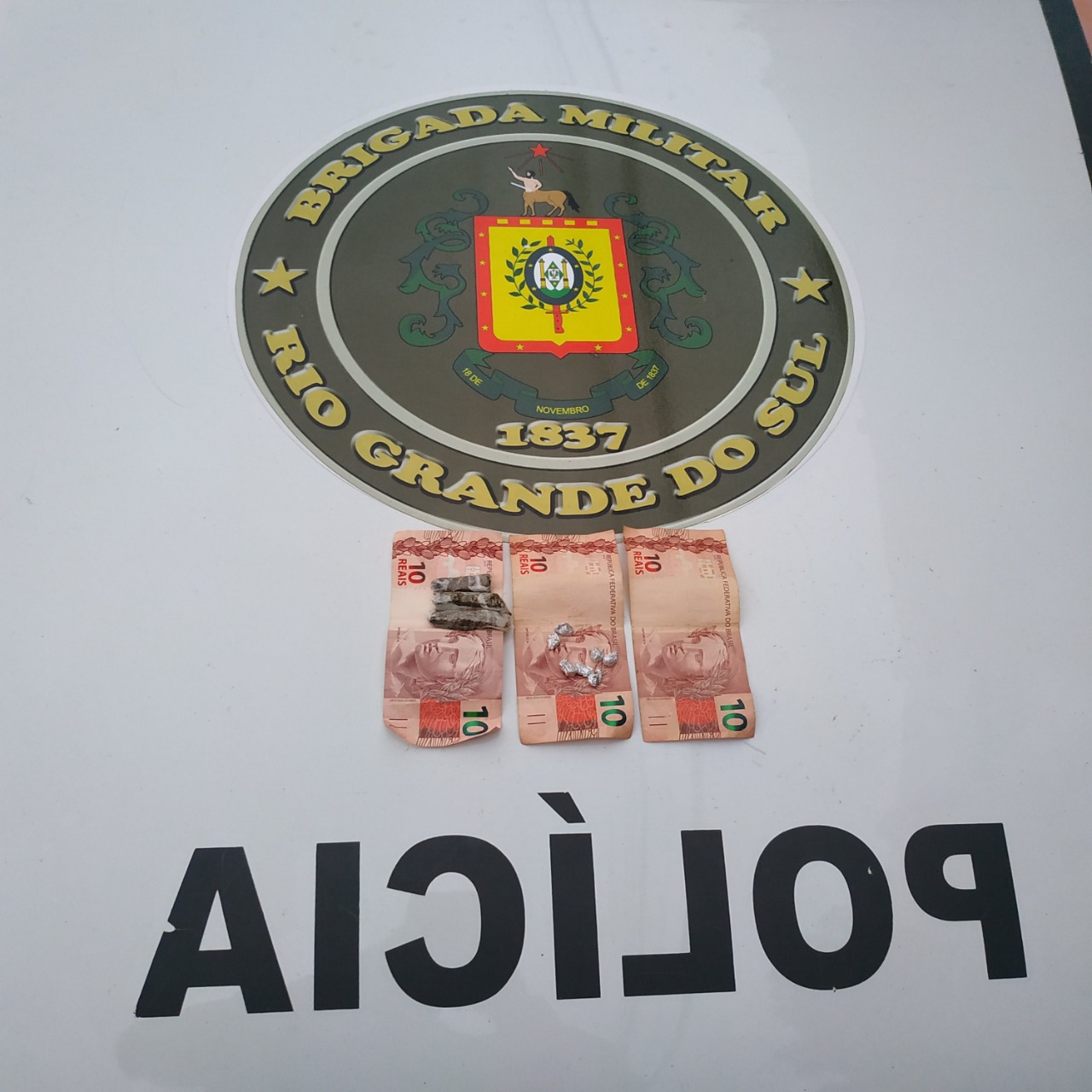 Jovens são flagrados com drogas em uma parada de ônibus em Igrejinha