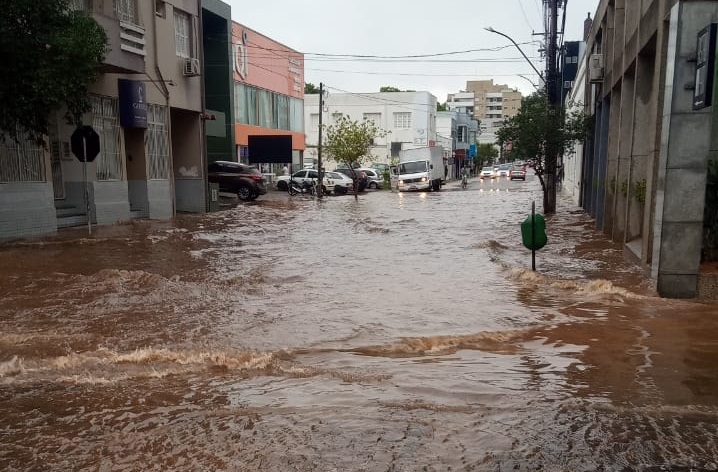 Chuva forte volta a alagar cidades da região