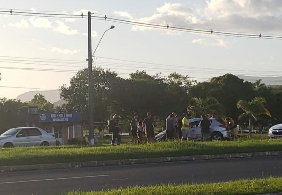 Motorista perde o controle e tomba veículo na ERS-115 em Taquara