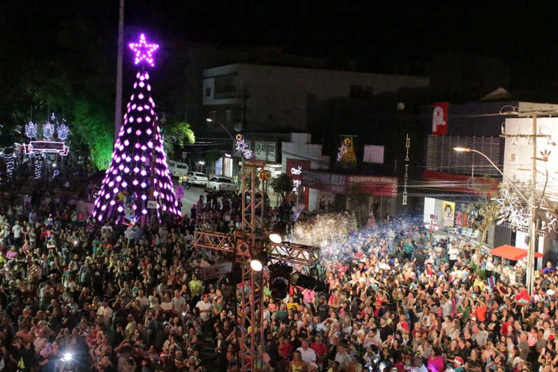 Taquara reúne seis mil pessoas na abertura do Natal Mágico; VEJA FOTOS