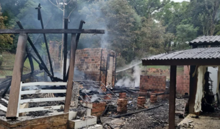 Residência fica destruída após incêndio no bairro Santa Rosa em Taquara