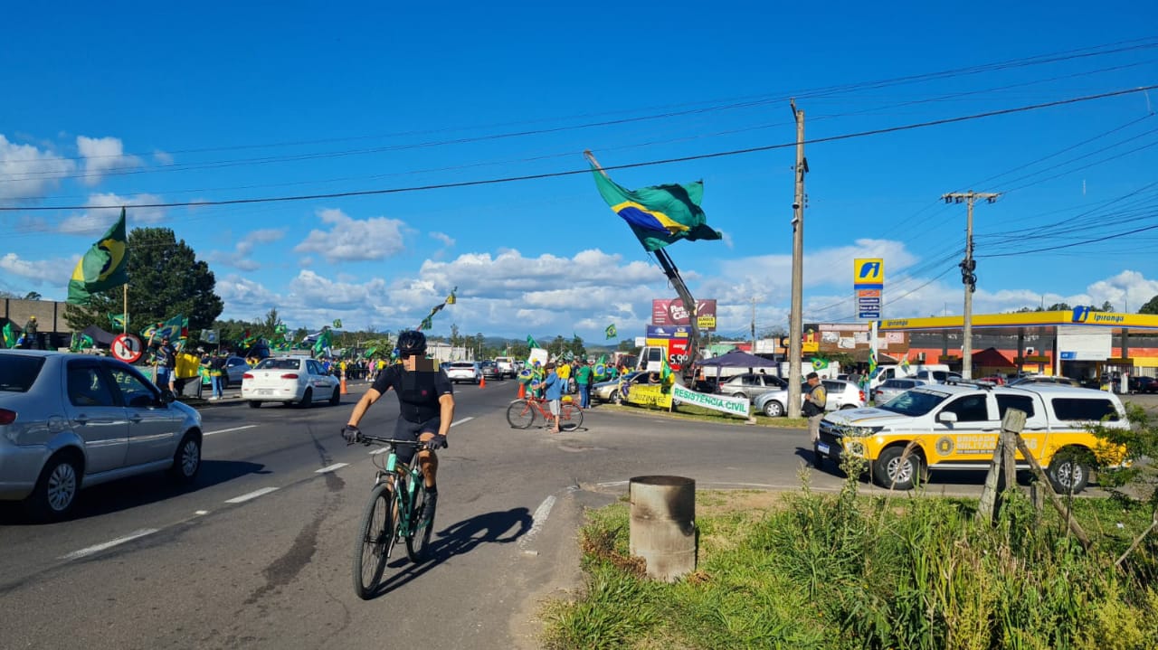 Manifestantes seguem à beira das rodovias ERS-239 e 115 neste domingo (06)