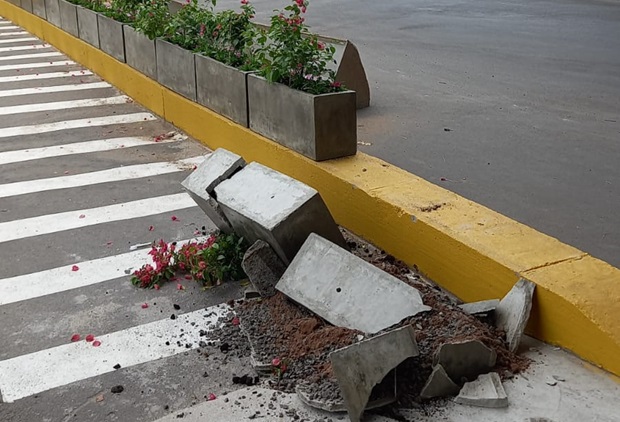 Vândalo destrói floreiras no viaduto de acesso ao bairro Alexandria em Parobé