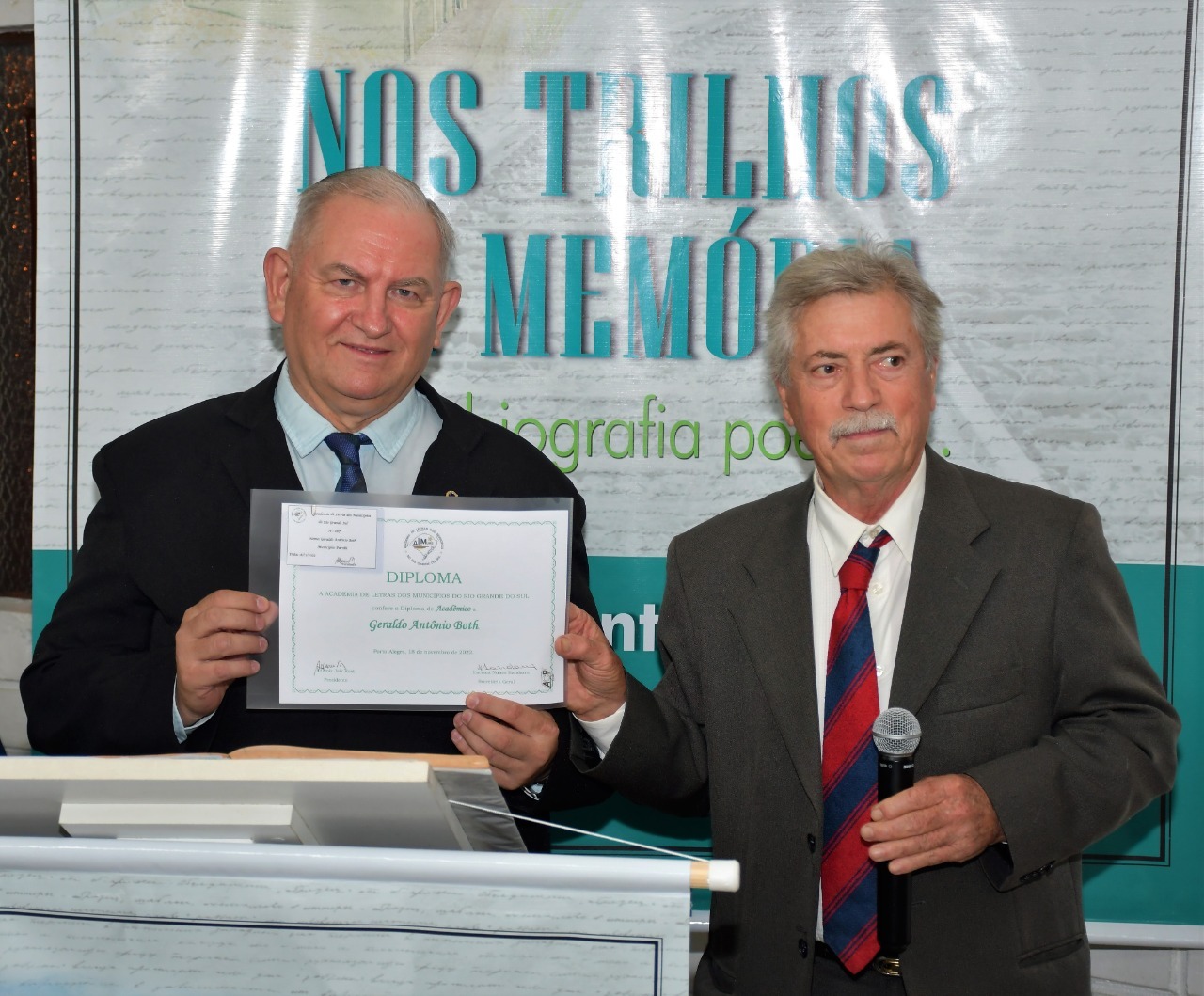 Noite de emoção no lançamento do livro 'Nos trilhos da memória, uma biografia poética', em Parobé