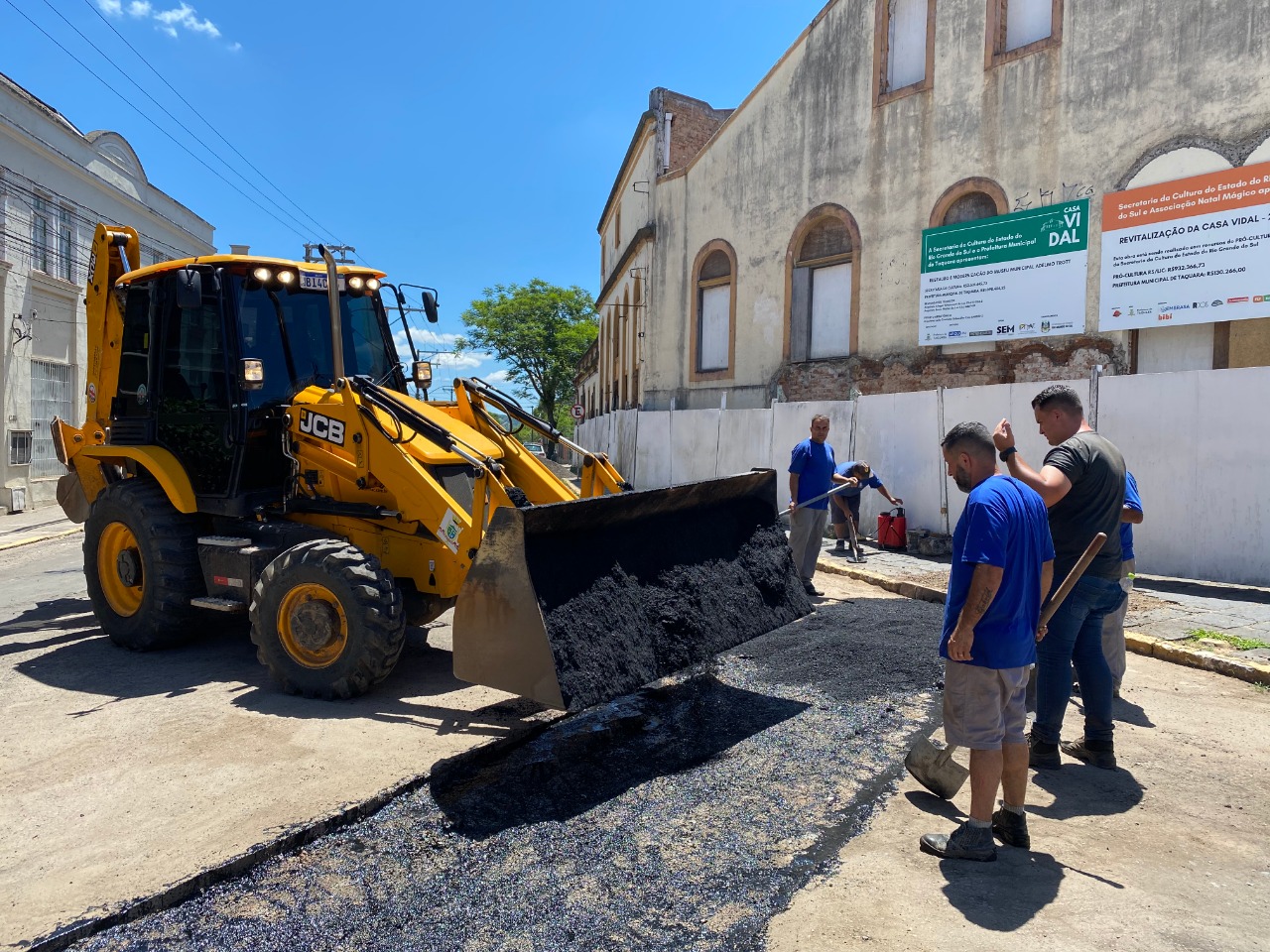 Secretaria de Obras de Taquara realiza asfaltamento em trechos da Rua Tristão Monteiro