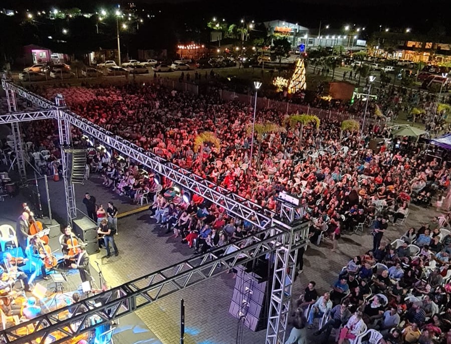 "Natal, Uma Noite Encantada" reúne mais de 2 mil pessoas e marca abertura das atividades natalinas em Igrejinha