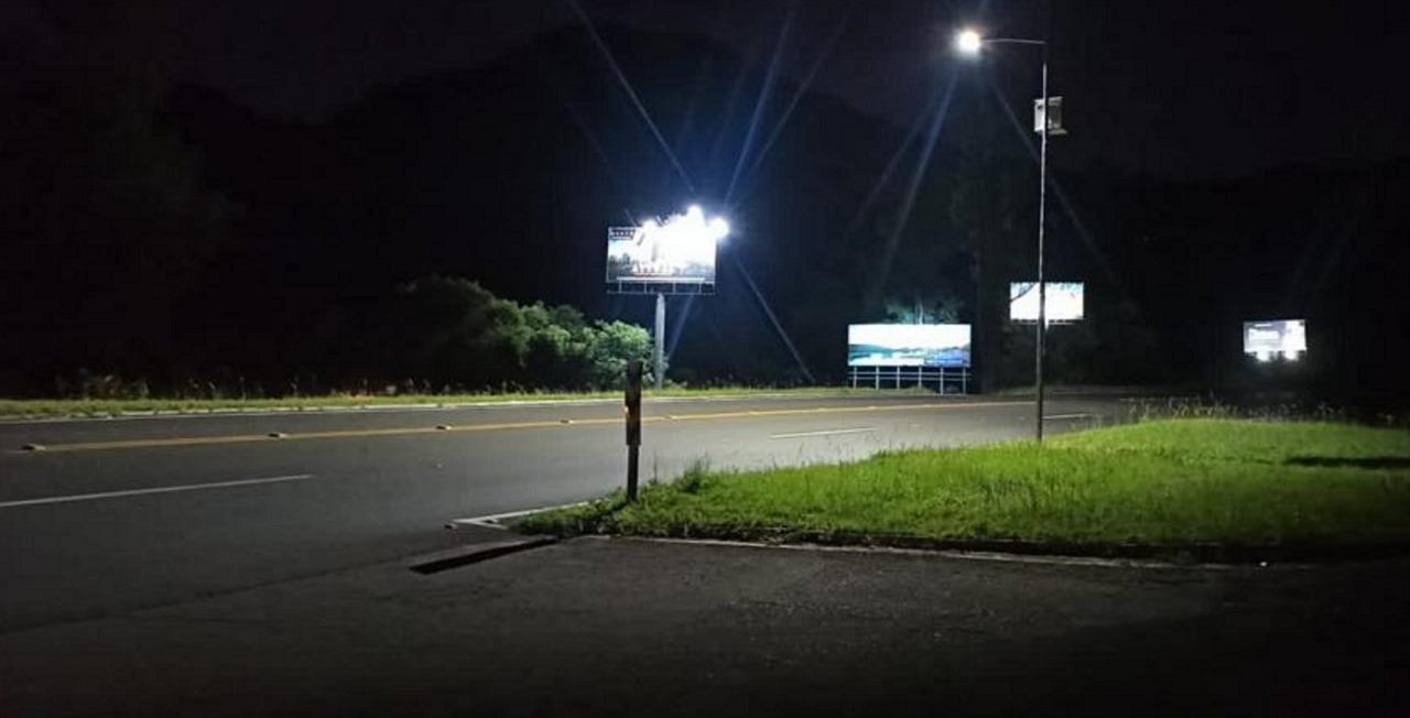 Postes solares de LED são instalados no entroncamento da ERS-239 com a ERS-115