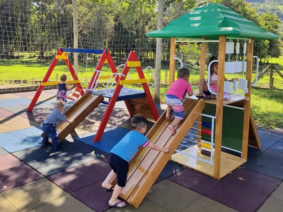 Lar Padilha recebe doação de duas pracinhas infantis; veja fotos