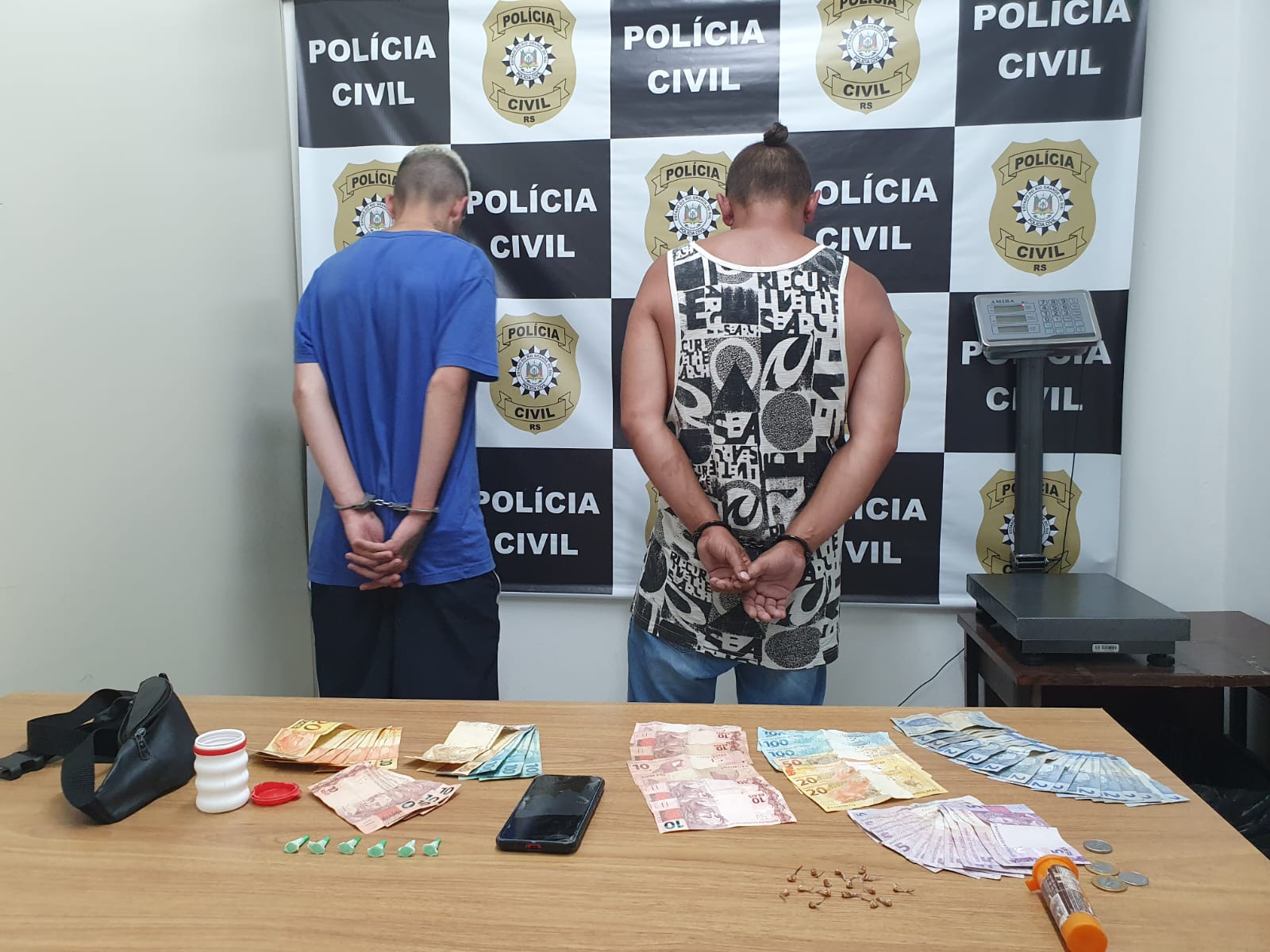Polícia Civil de Taquara prende indivíduo e apreende outro por tráfico no bairro Jardim do Prado