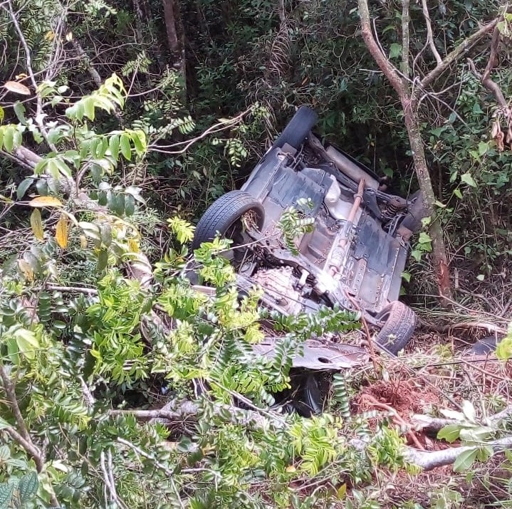 Avó e neta ficam feridas após capotamento de veículo na ERS-239