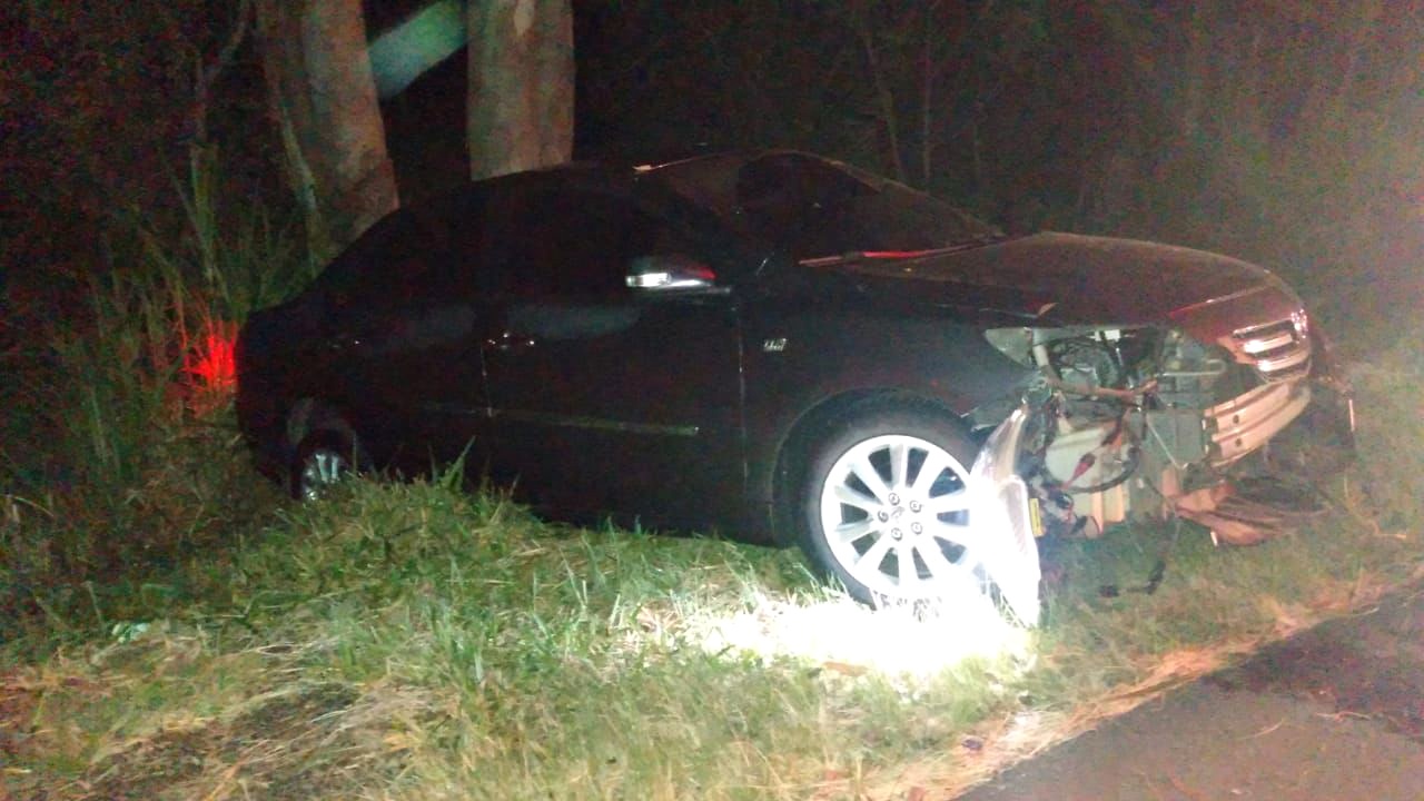 Homem fica ferido após colidir automóvel contra árvore na ERS-115 em Taquara