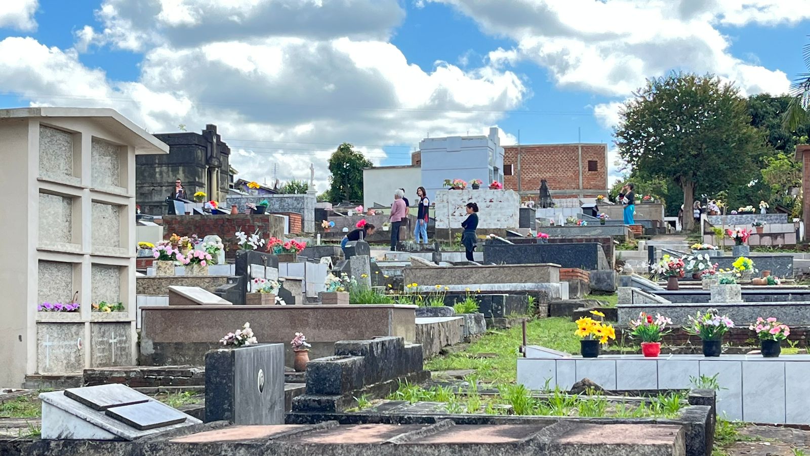 Feriado de Finados tem movimentação intensa no Cemitério de Taquara