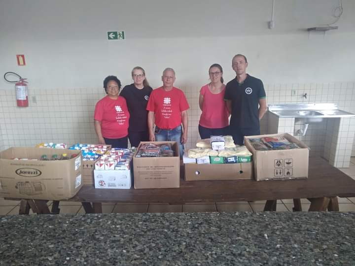 Organizadores das exposições de orquídeas e bonsais repassam mais de 230 kg de alimentos para Cáritas de Rolante