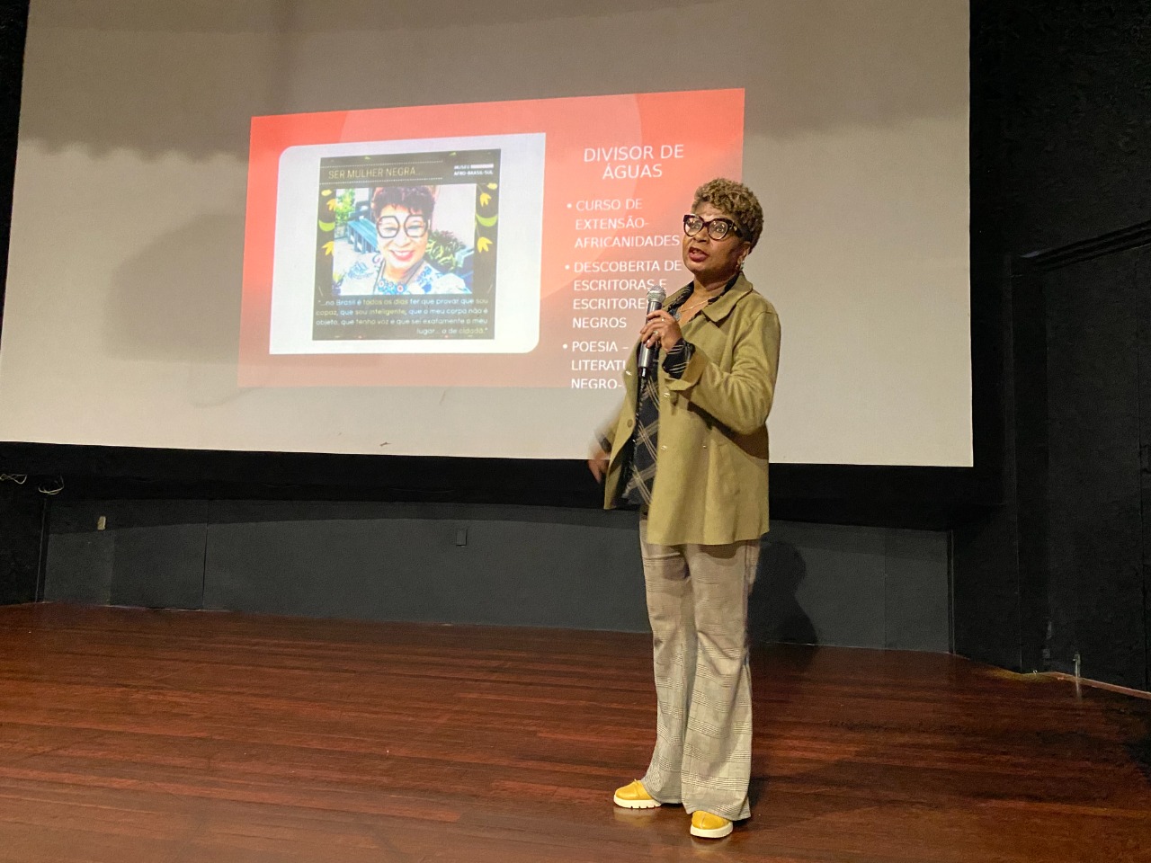 Mês da Consciência Negra em Taquara é iniciado com palestra da escritora Lílian Rocha