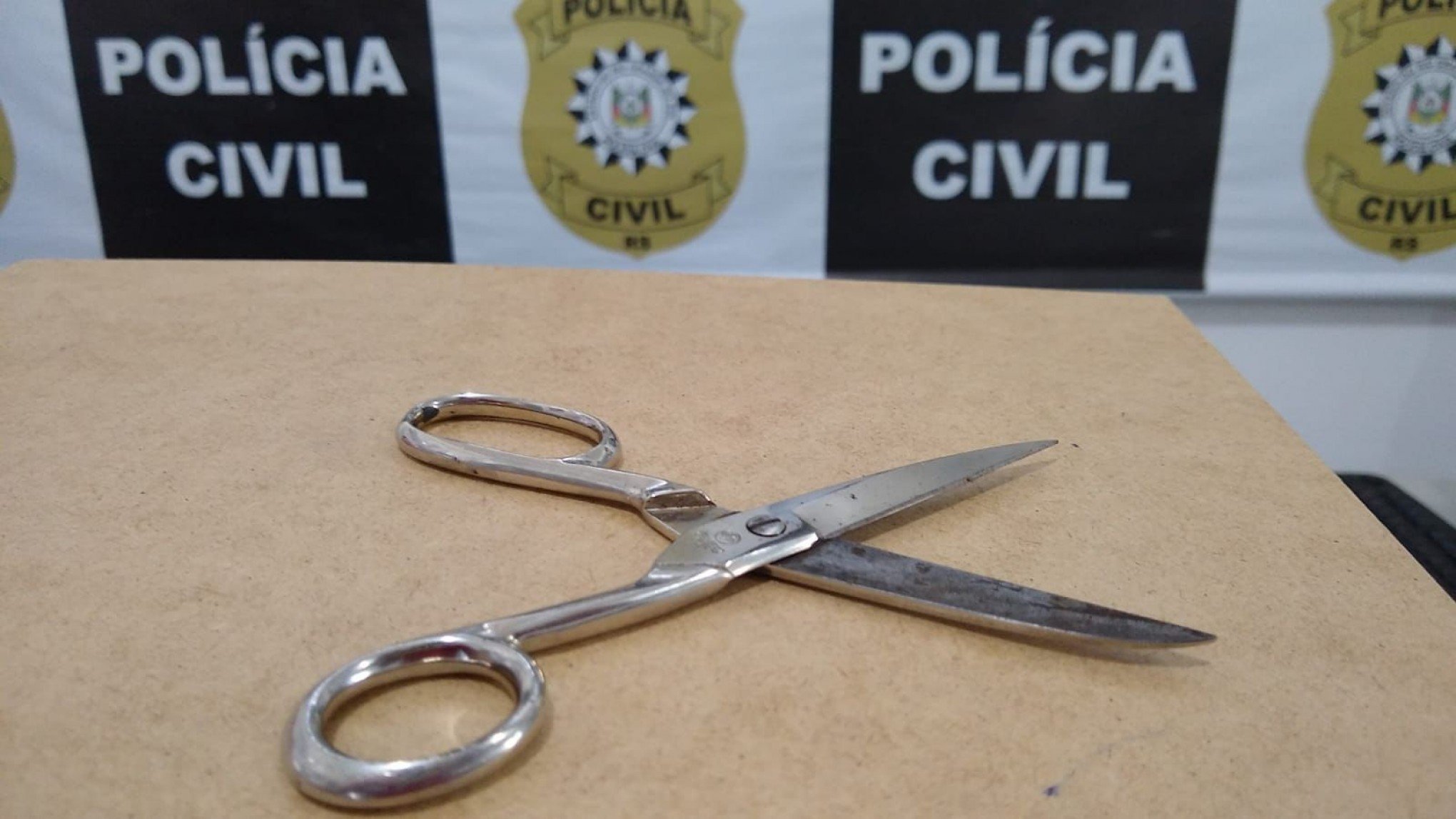 Polícia prende mulher acusada de atacar colega de trabalho com tesoura