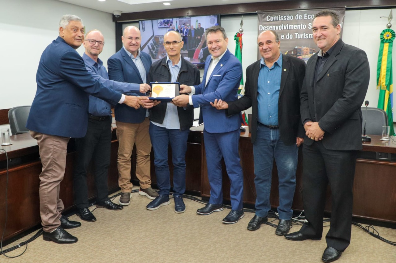 Deputado estadual Dalciso Oliveira homenageia Sindicato Calçadista de Três Coroas