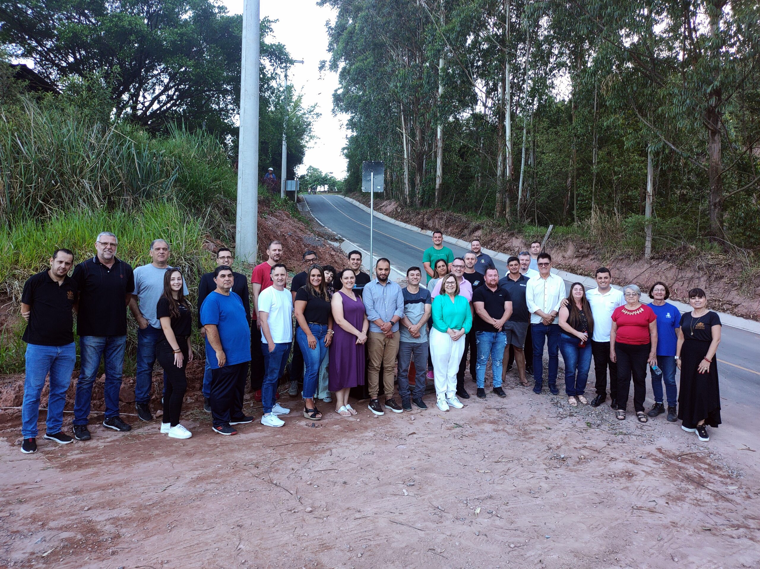 Ato oficial marca a entrega do asfalto da Lomba da Grota no interior de Taquara