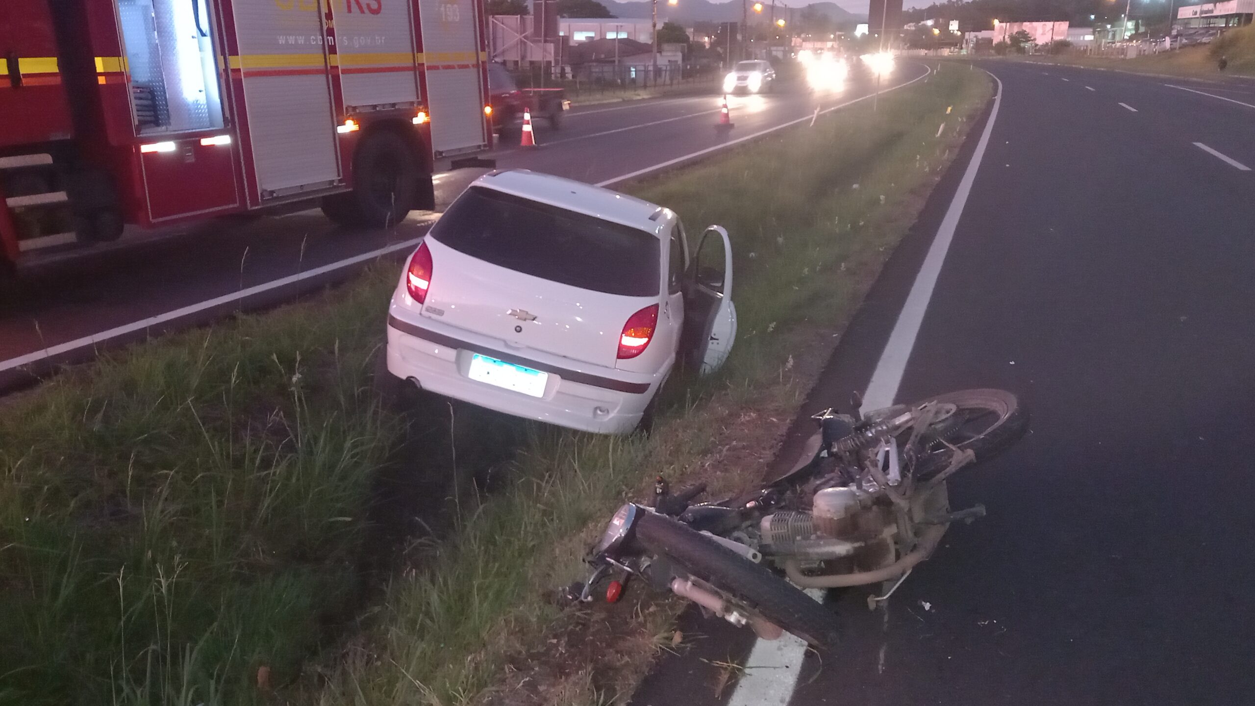 Motociclista envolvido em acidente na ERS-115 morre a caminho do HPS de Canoas