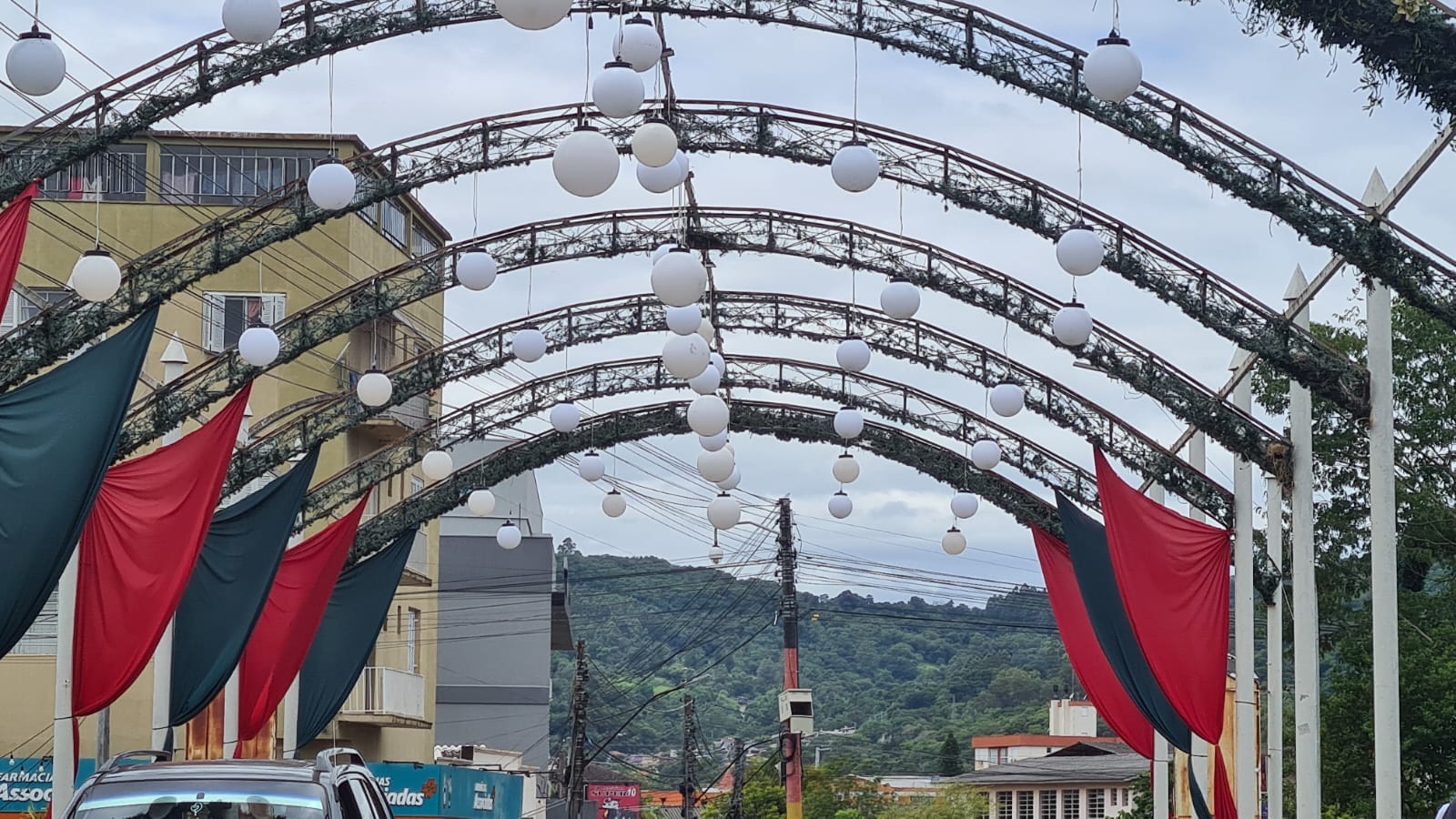 Moradores de Taquara são presos após serem flagrados danificando a decoração natalina em Igrejinha