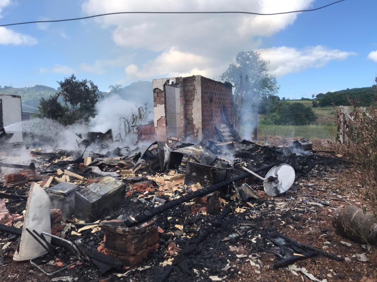 Casa é destruída pelo fogo no interior de Rolante