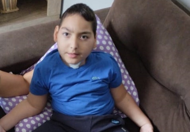 Menino de Parobé precisa de carrinho de reabilitação postural  para amenizar sintomas da Síndrome de West