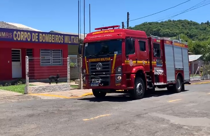 Corpo de Bombeiros de Parobé recebe novo caminhão auto bomba tanque