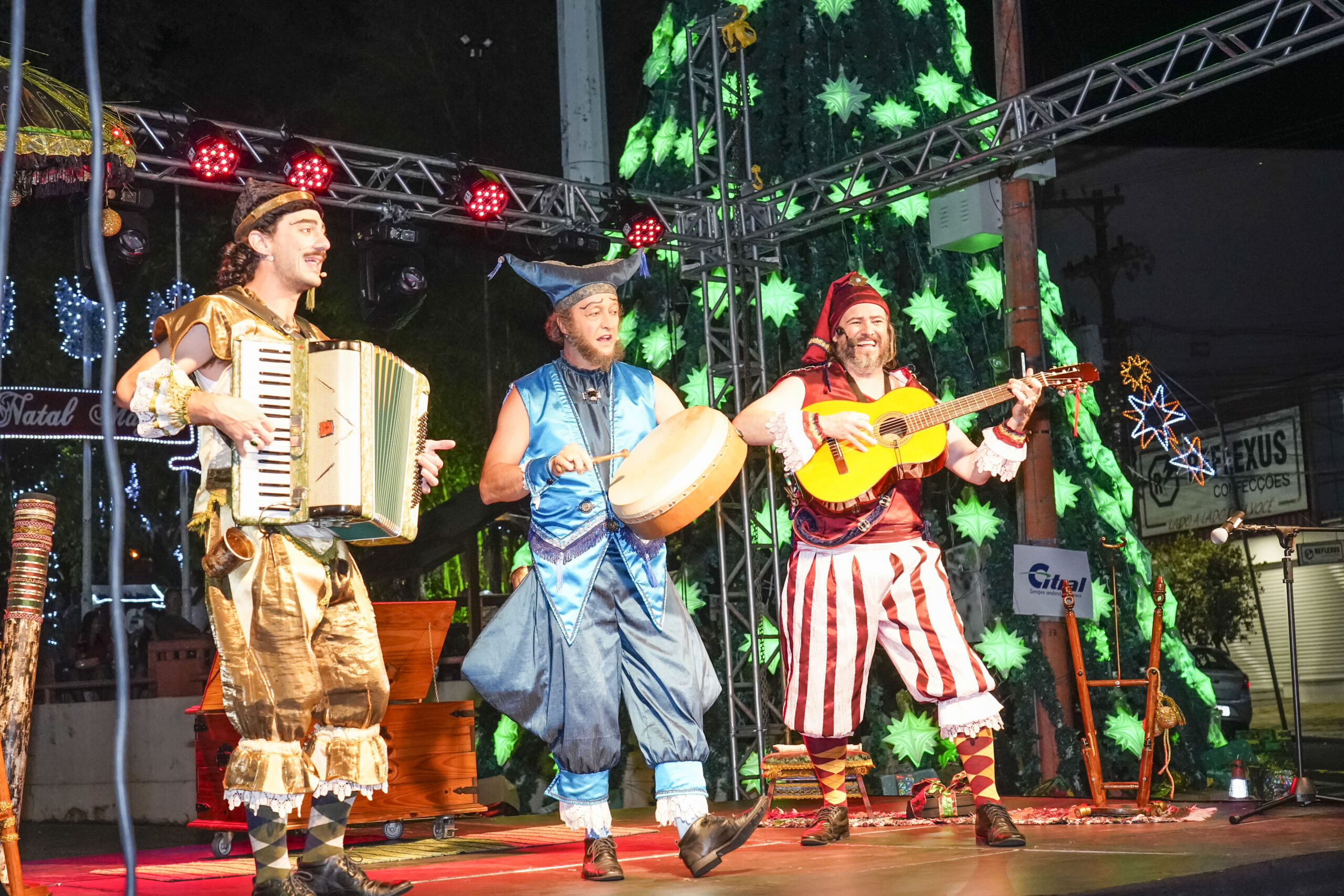 Peça Os Trovadores de Natal é encenada durante o Natal Mágico de Taquara