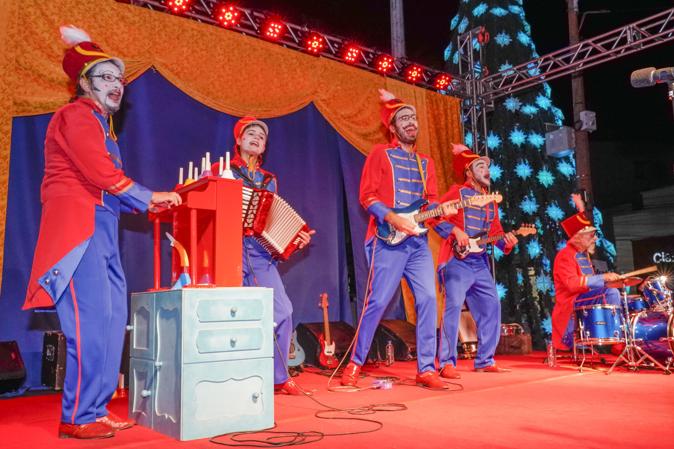 Orquestra de Brinquedos encanta público presente em mais uma noite do Natal Mágico de Taquara