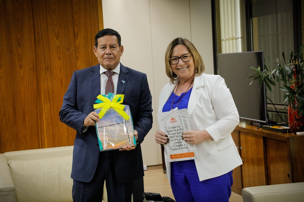 Prefeita de Taquara visita vice-presidente da República e entrega pedido de recursos para 2023