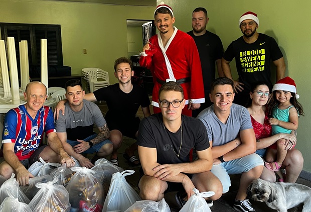 Doações de ceias natalinas são entregues durante a campanha Noite Feliz em Igrejinha